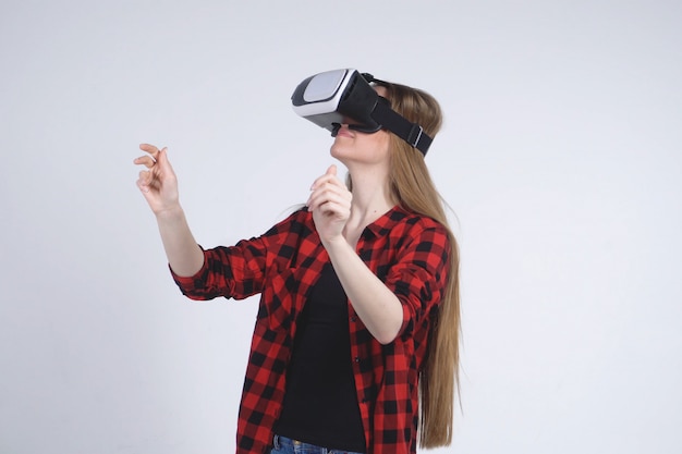 VR 안경을 사용하는 젊은 여자