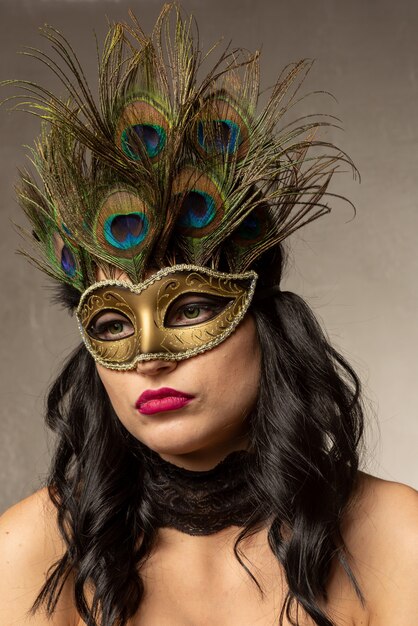 Foto giovane donna nella maschera di carnevale veneziano