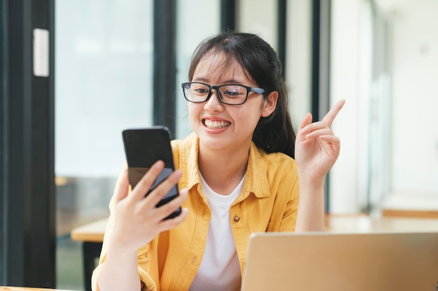 若い女性のビデオ会議と自宅でのオンライン学習