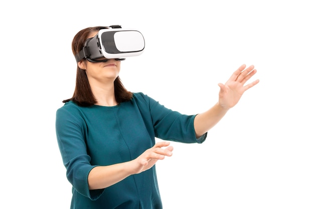 Молодая женщина в очках виртуальной реальности (VR). Изолированные на белом фоне