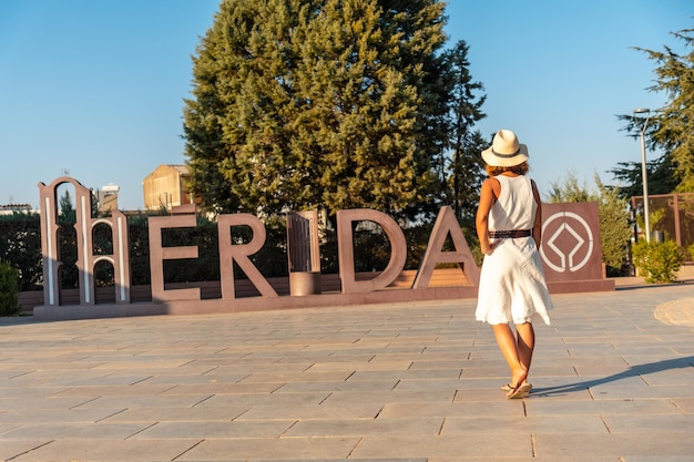 Una giovane donna in visita alle rovine romane di merida estremadura spagna