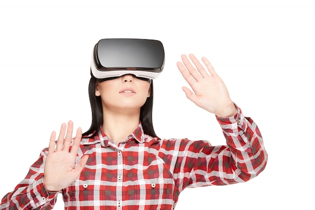 Photo young woman in vr headset traveling in cyberspace.