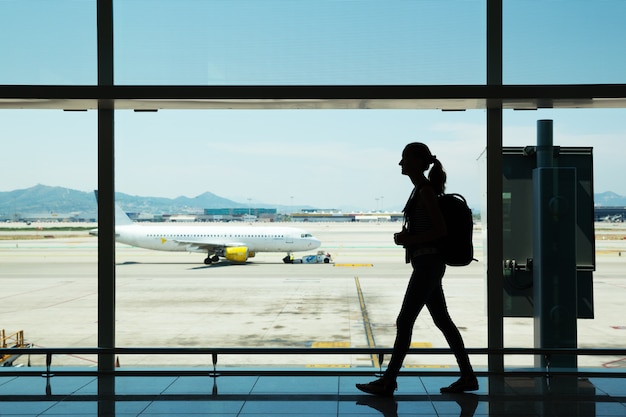 空港で歩く若い女性