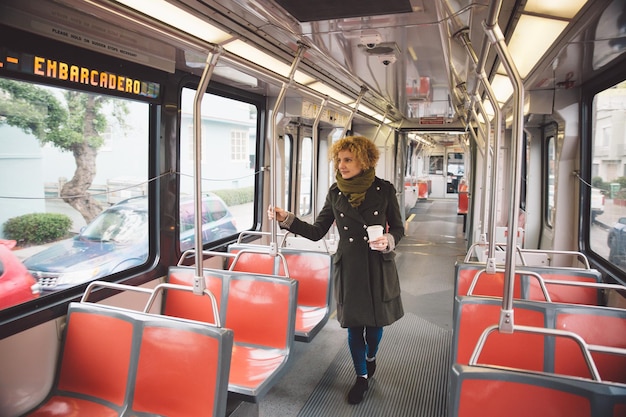 Photo young woman walking in bus