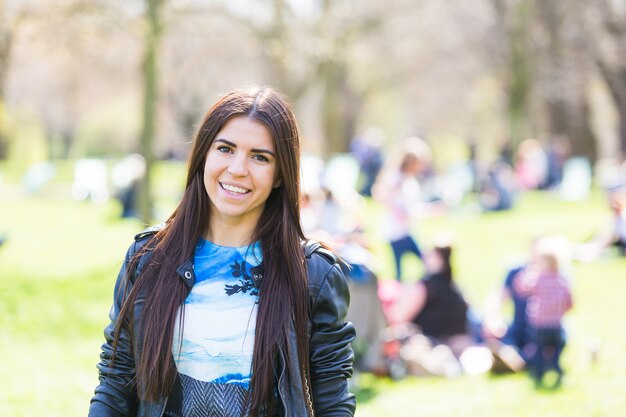 ロンドンの公園を歩いて若い女性