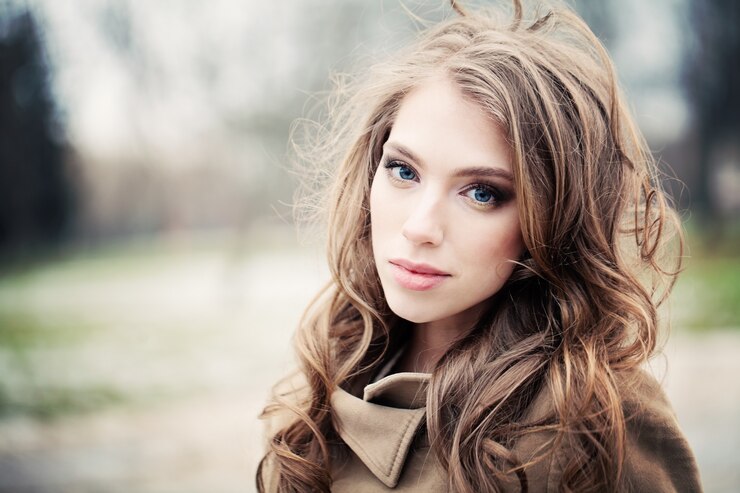 Photo young woman walking in the park. melancholy girl outdoors