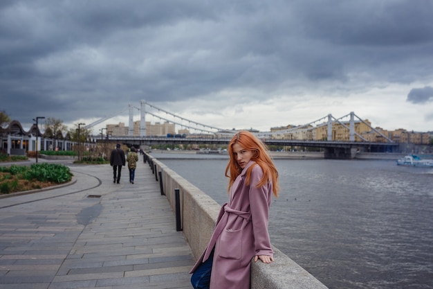 Молодая женщина гуляет по улицам Москвы. Прогулка по набережной. Парк Горького ранней весной или осенью