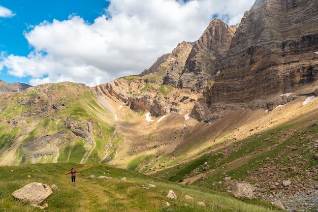 리페라 계곡 피레네 산맥에서 배낭에 그녀의 아들과 함께 산을 걷는 젊은 여성