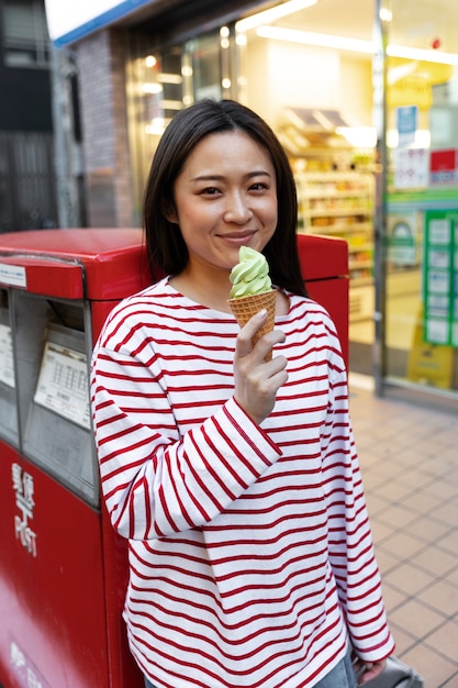 近所を歩く若い女性