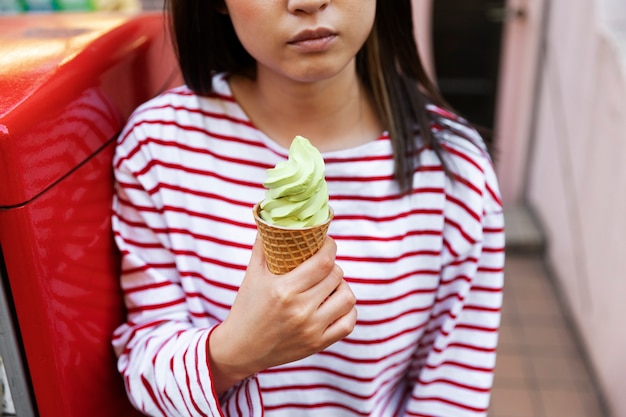 Photo young woman walking through the neighborhood