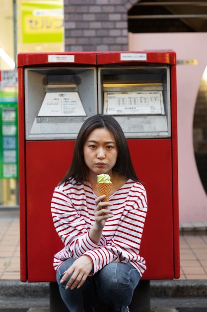 동네를 걷는 젊은 여성