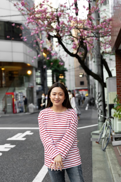 写真 近所を歩く若い女性