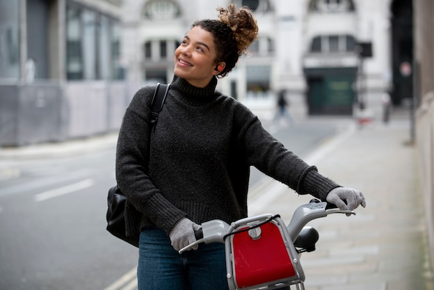 写真 街を自転車で歩く若い女性