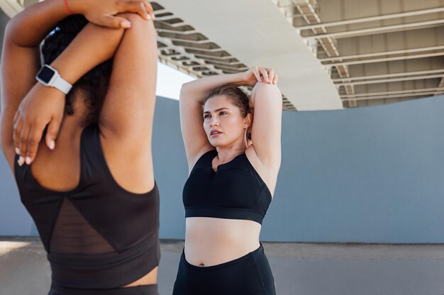 Photo young woman warming up hands while standing outdoors with her friend