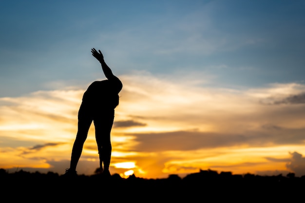 Photo young woman warming up outdoors at park