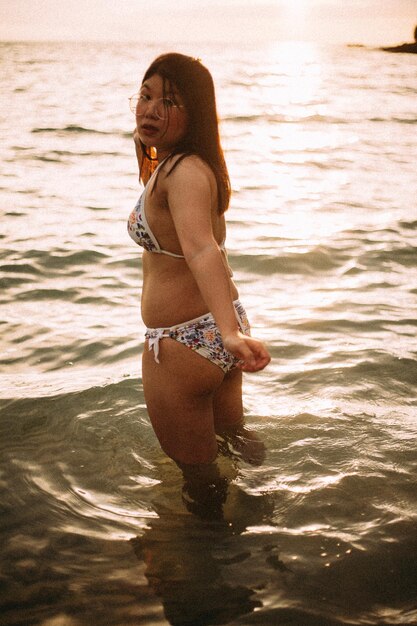 Photo young woman in water