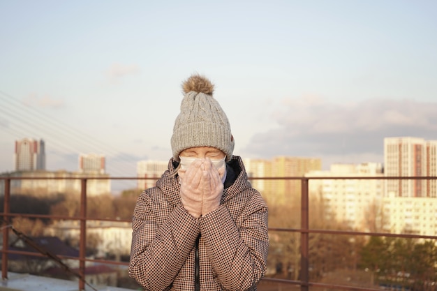 写真 フェイスマスクを着た若い女性