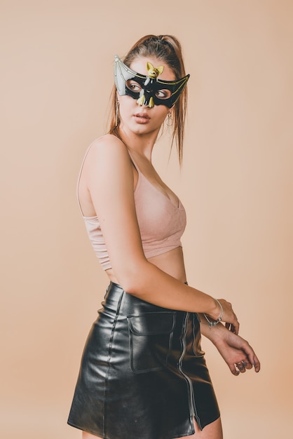 Giovane donna che indossa una maschera da pipistrello per il travestimento o la festa di halloween.