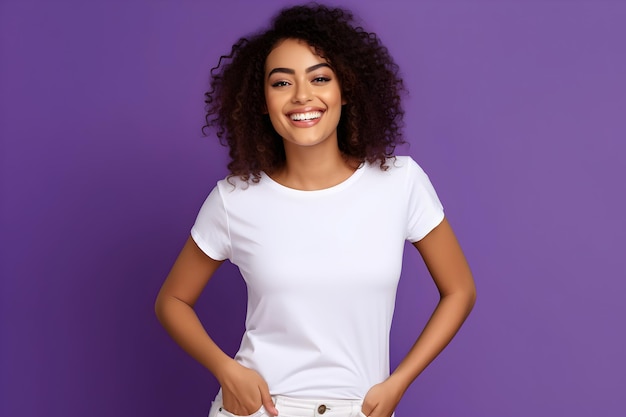 Молодая женщина в макете белой рубашки из холста Беллы на фиолетовом фоне Дизайн шаблона футболки для печати, макет презентации, созданный AI