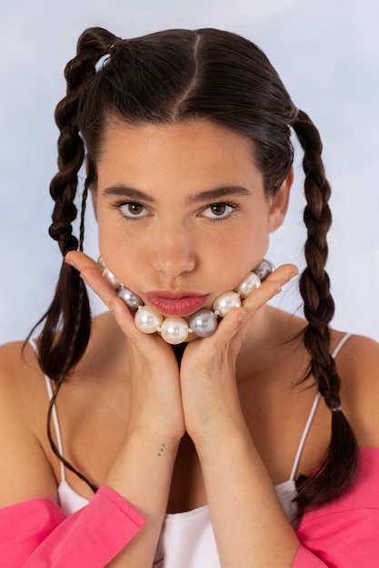 Foto giovane donna che indossa una collana a catena