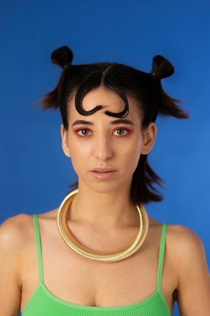 Photo young woman wearing chain necklace