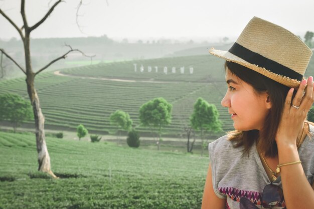 Photo young woman wearing hat against sky