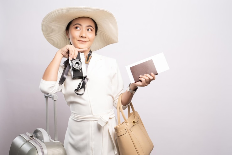 Photo 白い背景に立って帽子をかぶった若い女性