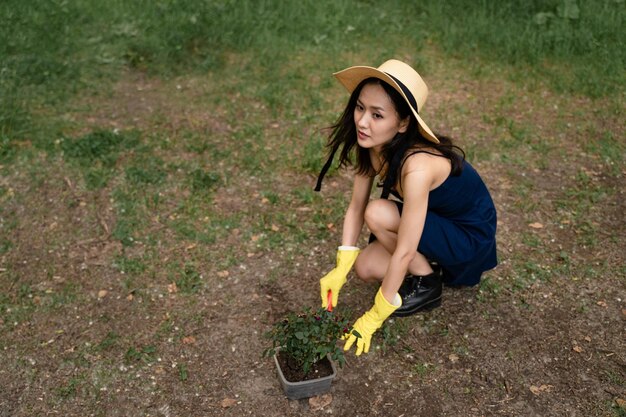 写真 帽子をかぶった若い女性