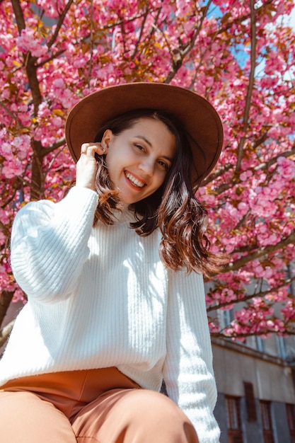 Foto giovane donna che indossa un cappello