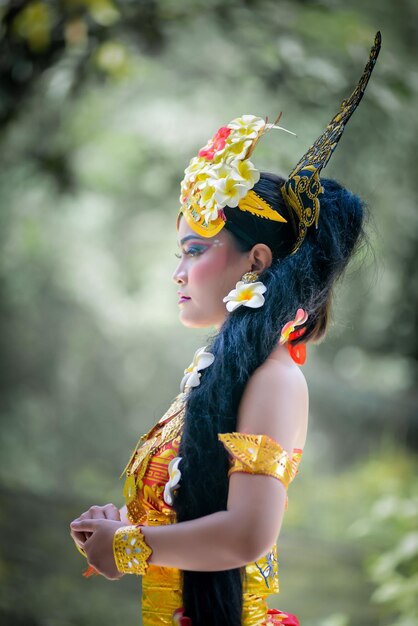 Foto giovane donna con il cappello