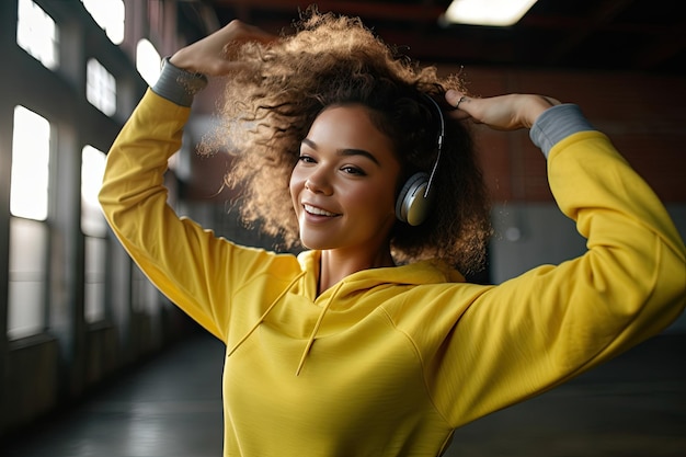 Photo a young woman wearing headphones and smiling at the camera