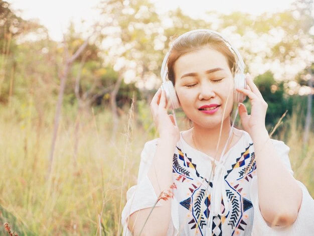 Photo young woman wearing headphones