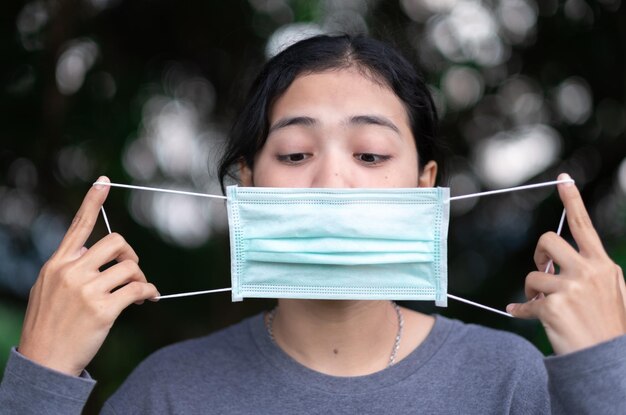 写真 メディカル・フェイスマスクを着た若い女性