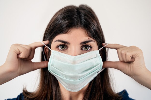 Foto giovane donna che indossa una maschera protettiva medica