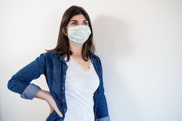 Photo young woman wearing medical protective mask