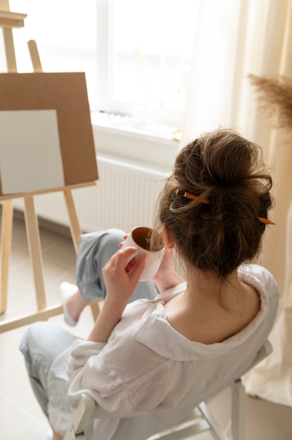 散らかったお団子の髪型を身に着けている若い女性