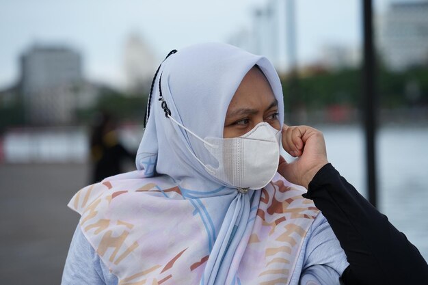 Photo young woman wearing protective mask