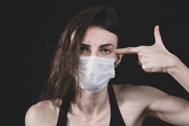 Foto giovane donna che indossa una maschera protettiva