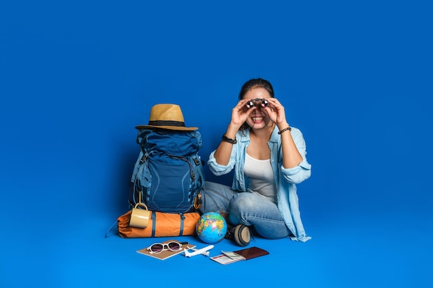 Photo young woman wearing sunglasses against blue background