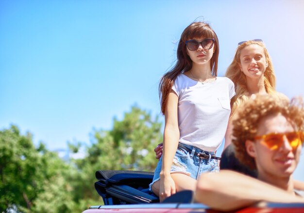 Photo young woman wearing sunglasses against sky