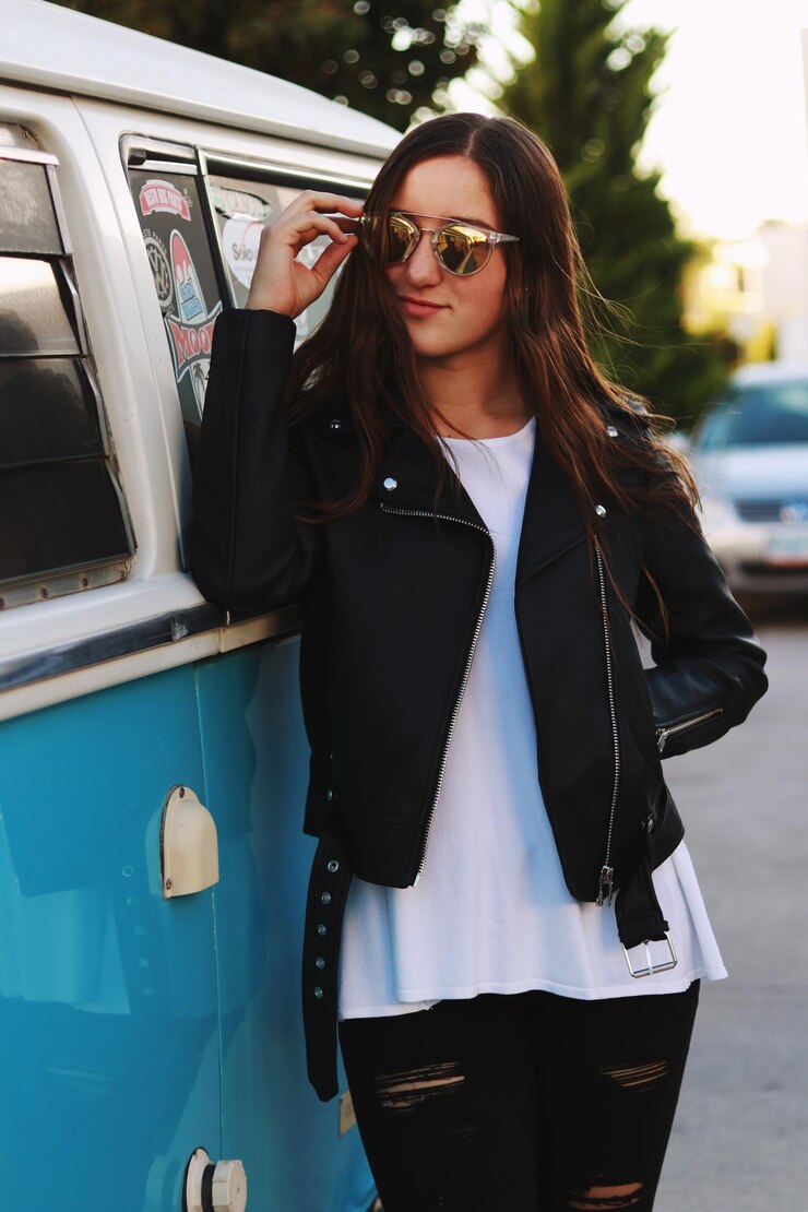 Photo young woman wearing sunglasses by van on street