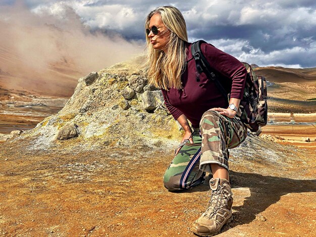 Photo young woman wearing sunglasses standing against sky