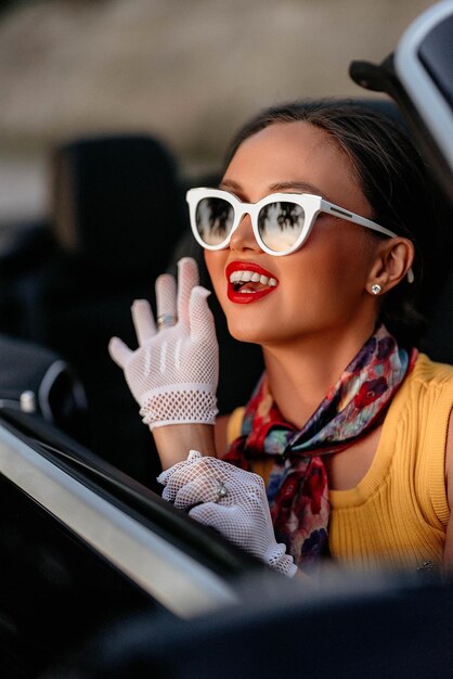 Photo young woman wearing sunglasses while sitting in car