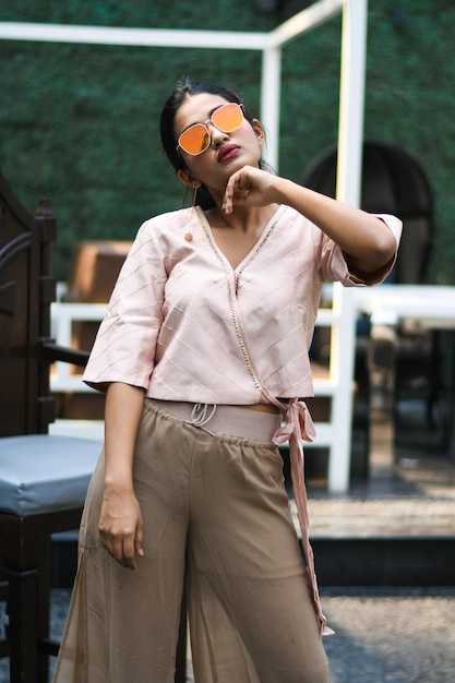 Photo young woman wearing sunglasses while standing on road