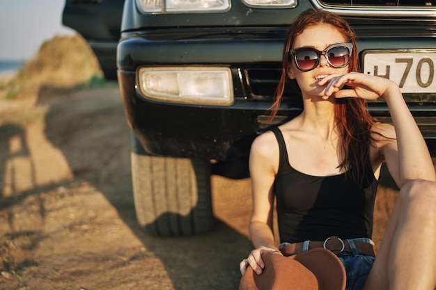 Photo young woman wearing sunglasses