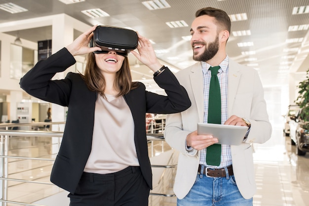 Foto giovane donna che indossa il casco vr