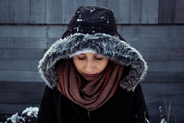 写真 冬に暖かい服を着た若い女性