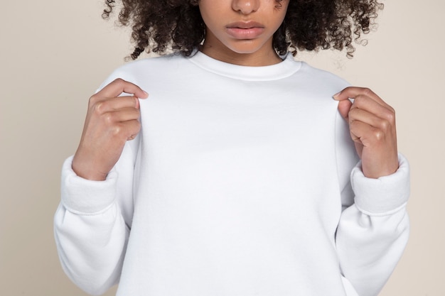 Foto giovane donna che indossa una camicia bianca