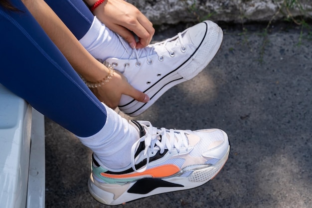 Photo young woman wears running shoes for exercise