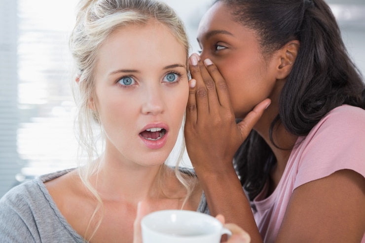 Photo young woman whispering secret to her friend